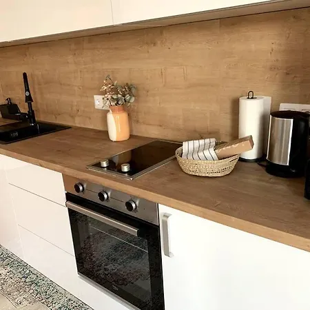 Modern Sea View Apartment, 3 Min To Beach, Parking & Ac Apartment