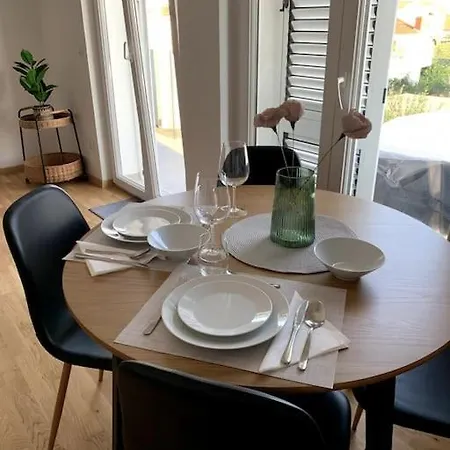 Modern Sea View Apartment, 3 Min To Beach, Parking & Ac